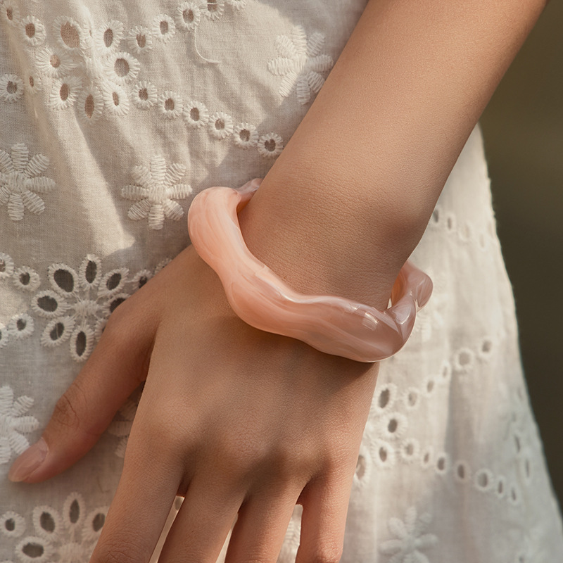 Pulsera de apertura ósea irregular de color dopamina europea y americana pulsera de personalidad fresca de alta calidad acrílica