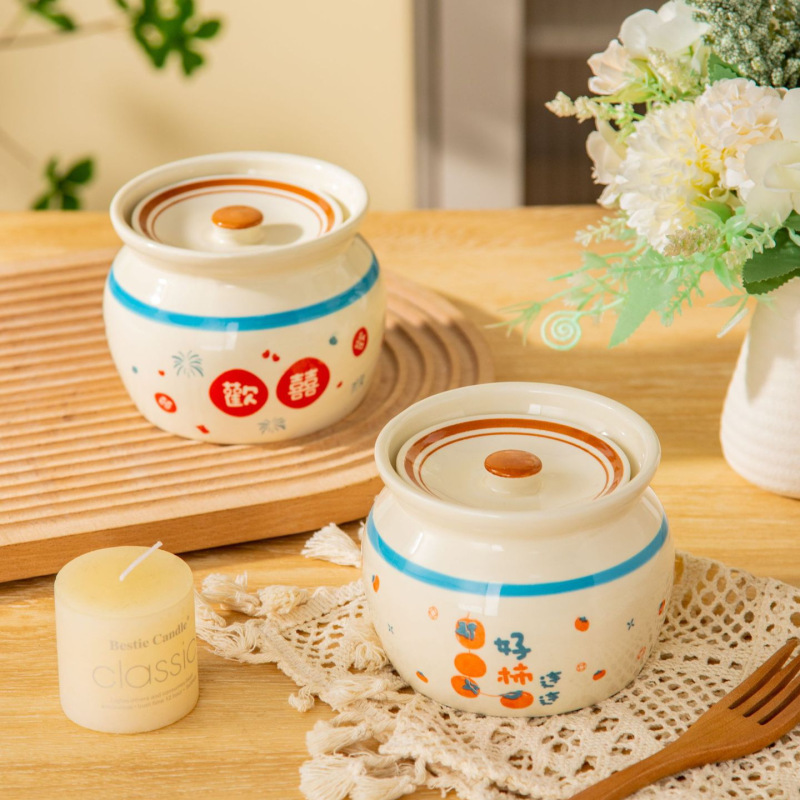瓦缶の陶磁器のシチューは水をあけて家庭用の蒸し卵の碗を煮込んで蓋の小さい瓦の缶のツバメの巣のサプリメントのシチューの缶を持って一人で分けます。|undefined