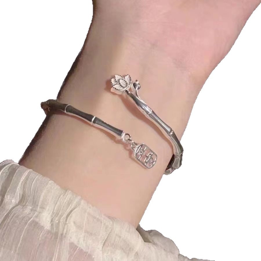 Pulsera de bambú periódico femenino colgante de seguridad loto personalidad abierta todo partido novias pulsera 2023 Nuevo