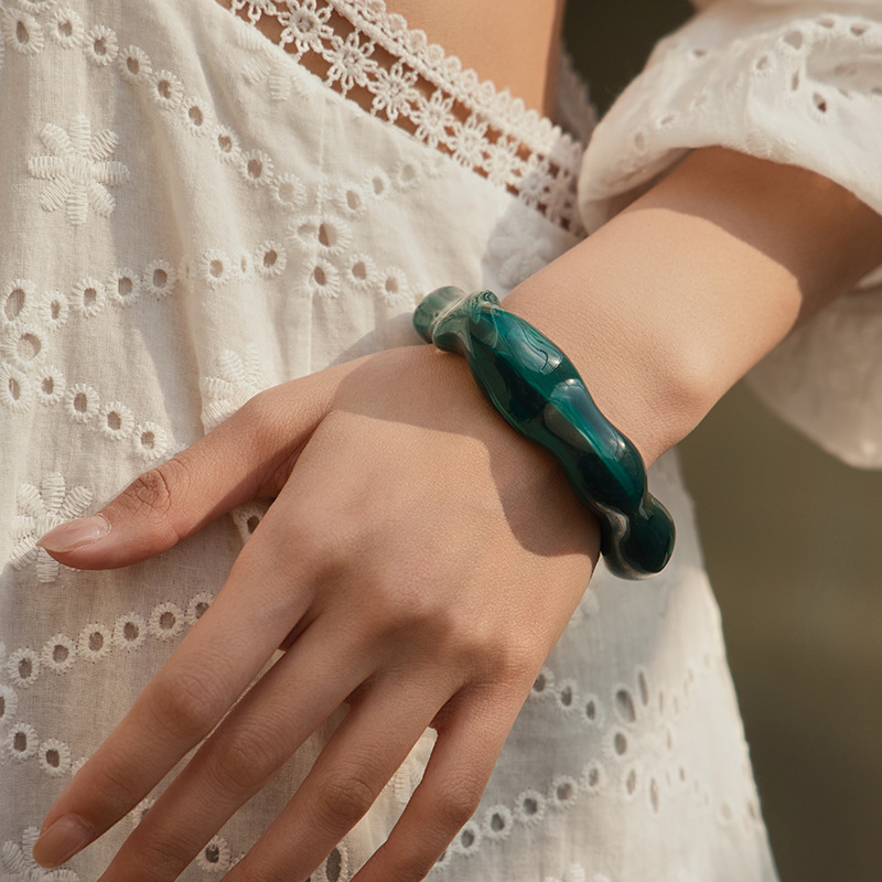 Pulsera de apertura ósea irregular de color dopamina europea y americana pulsera de personalidad fresca de alta calidad acrílica