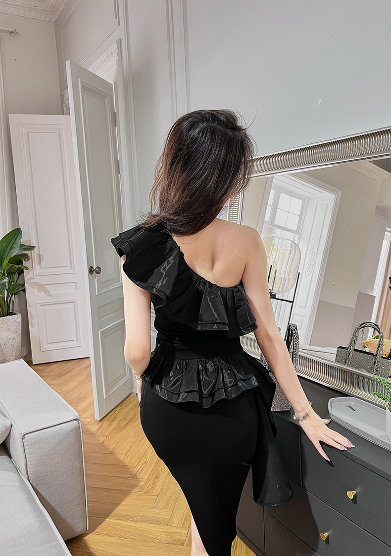 Bộ áo trễ vai viền bèo nhún kết hợp váy cạp cao xẻ tà không đều — Màu đen chi tiết 22
