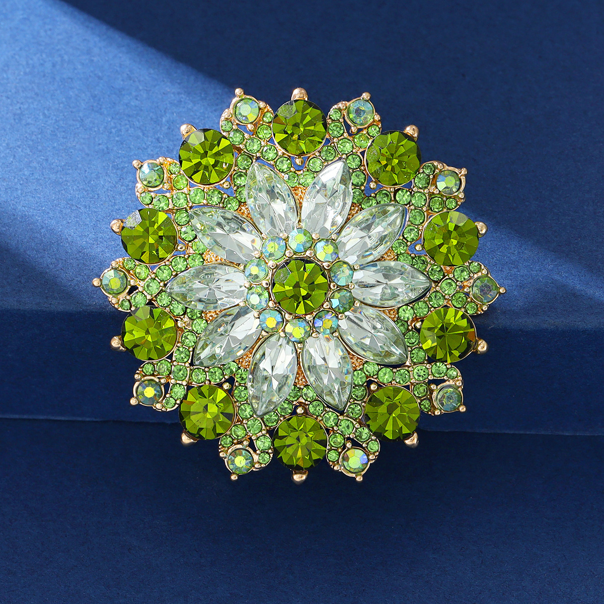 Elegant green sophisticated brooch solar-powered