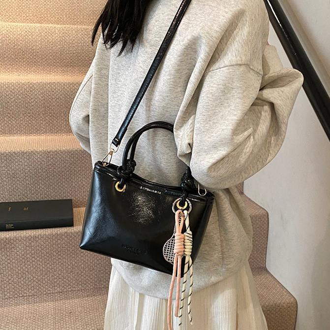 Bolso de mano popular, bolso de mano para mujeres 2025, nuevo bolso de cuero de cera de aceite retro, bolso de moda de textura versátil, mochila.