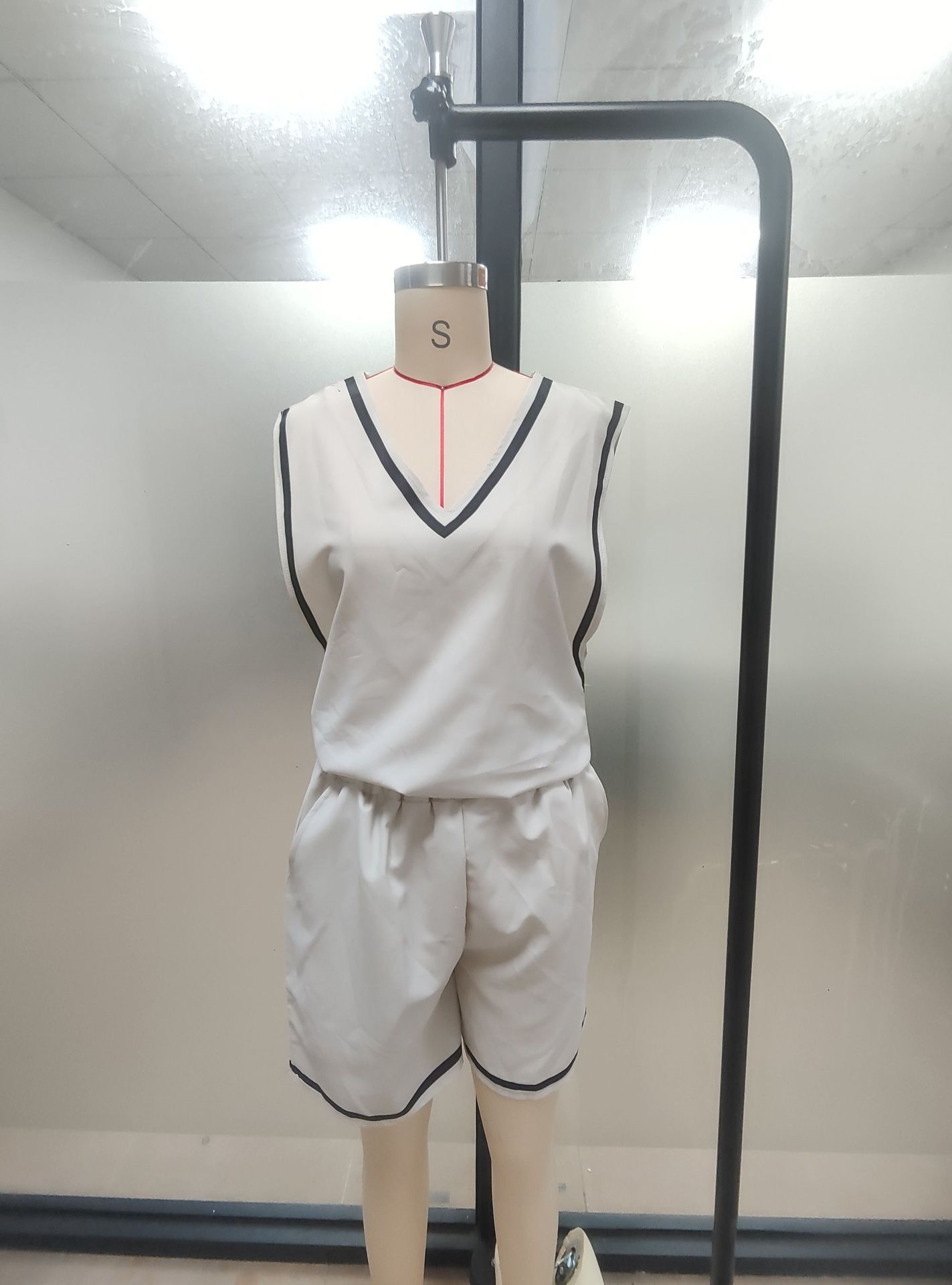 Women's V Neck Vest And Shorts Set Casual Two Piece Solid Color Vacation Style_ecoleips.com