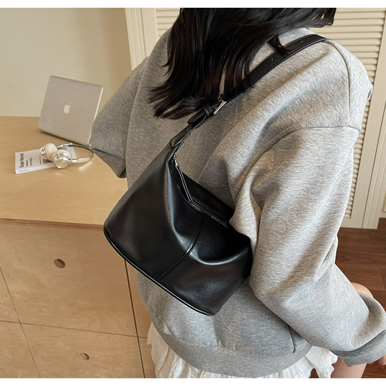 Korean commuter versatile underarm bag for women 2025 New summer fashion dumpling bag Niche single-shoulder crossbody bag trend undefined