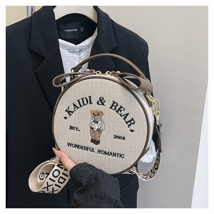 Bolso de lona con bordado de oso, modelo 2026, para mujer, bolso popular para teléfono móvil con correa ancha para el hombro, bolso bandolera de un solo hombro, bolso pequeño.