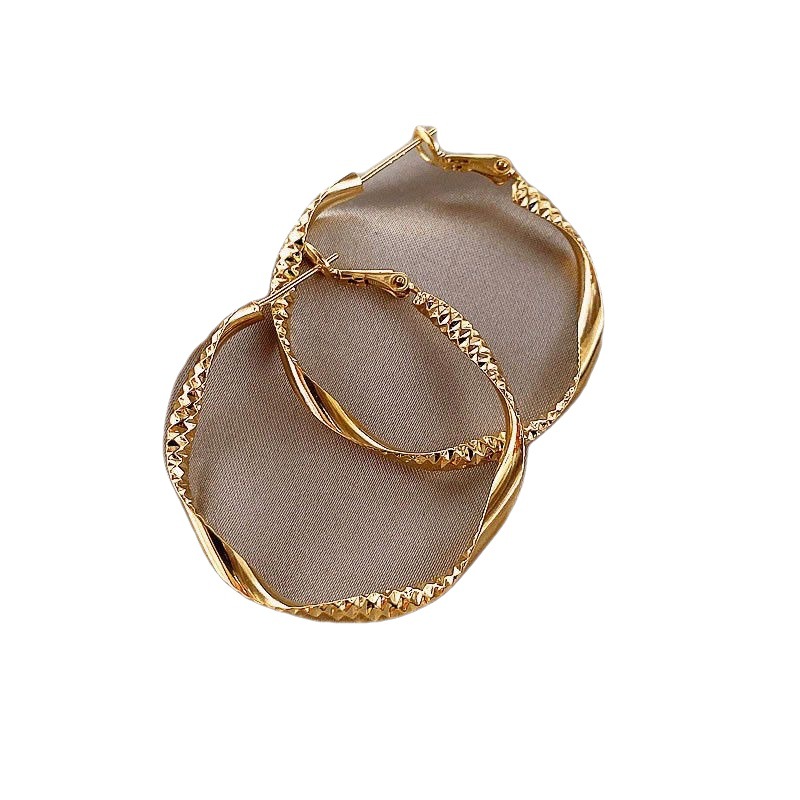 Orecchini grandi irregolari con fiori intrecciati e cerchi geometrici, accessori per le orecchie alla moda_voghion.com