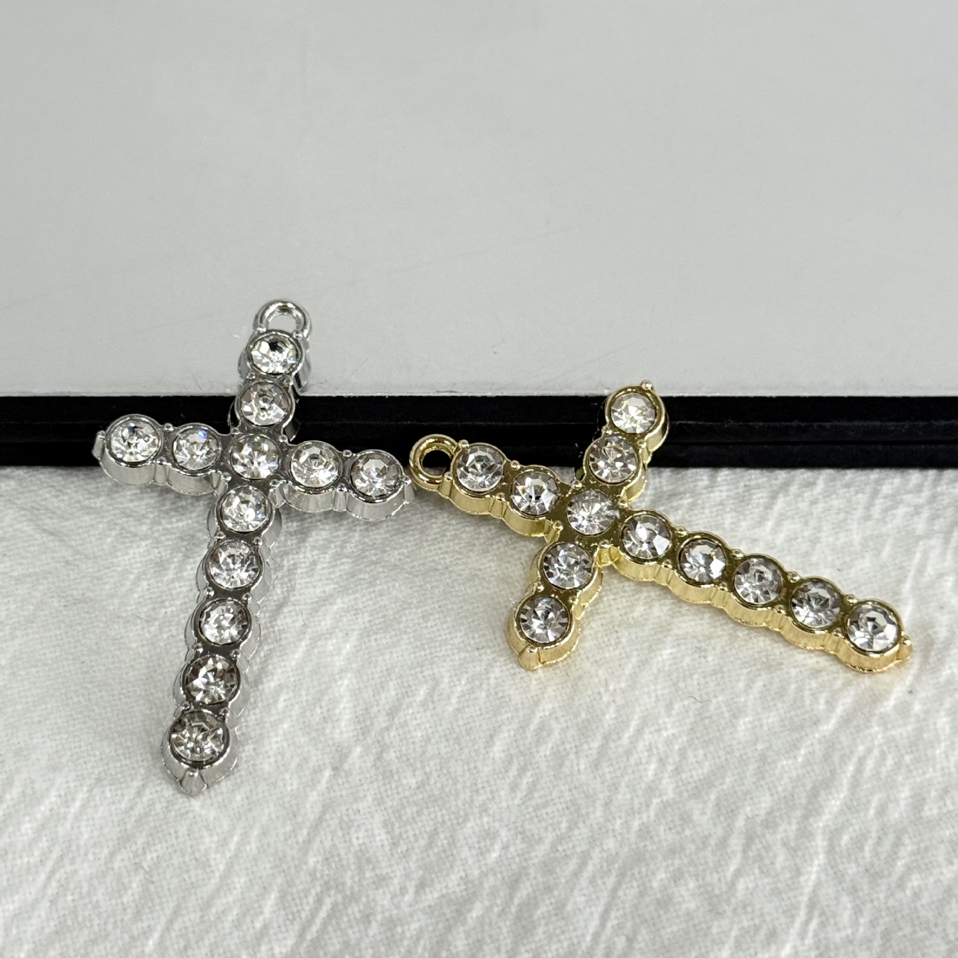 Accesorios de joyería de aleación de bricolaje Colgante de cruz de plata retro Pulsera Collar Pendientes Decoración de ropa Colgante