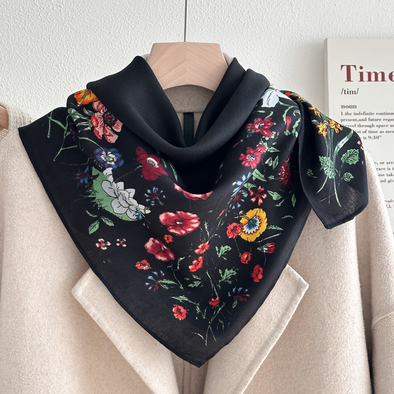 프리뮬러 치팡 - 검은 배경에 붉은 꽃