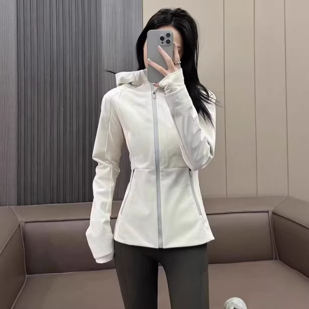 2026 New Slim-Fit Softshell Jacket for Women, Autumn and Winter Windproof Waist-Cinching Sports Jacket, Women's Outerwear