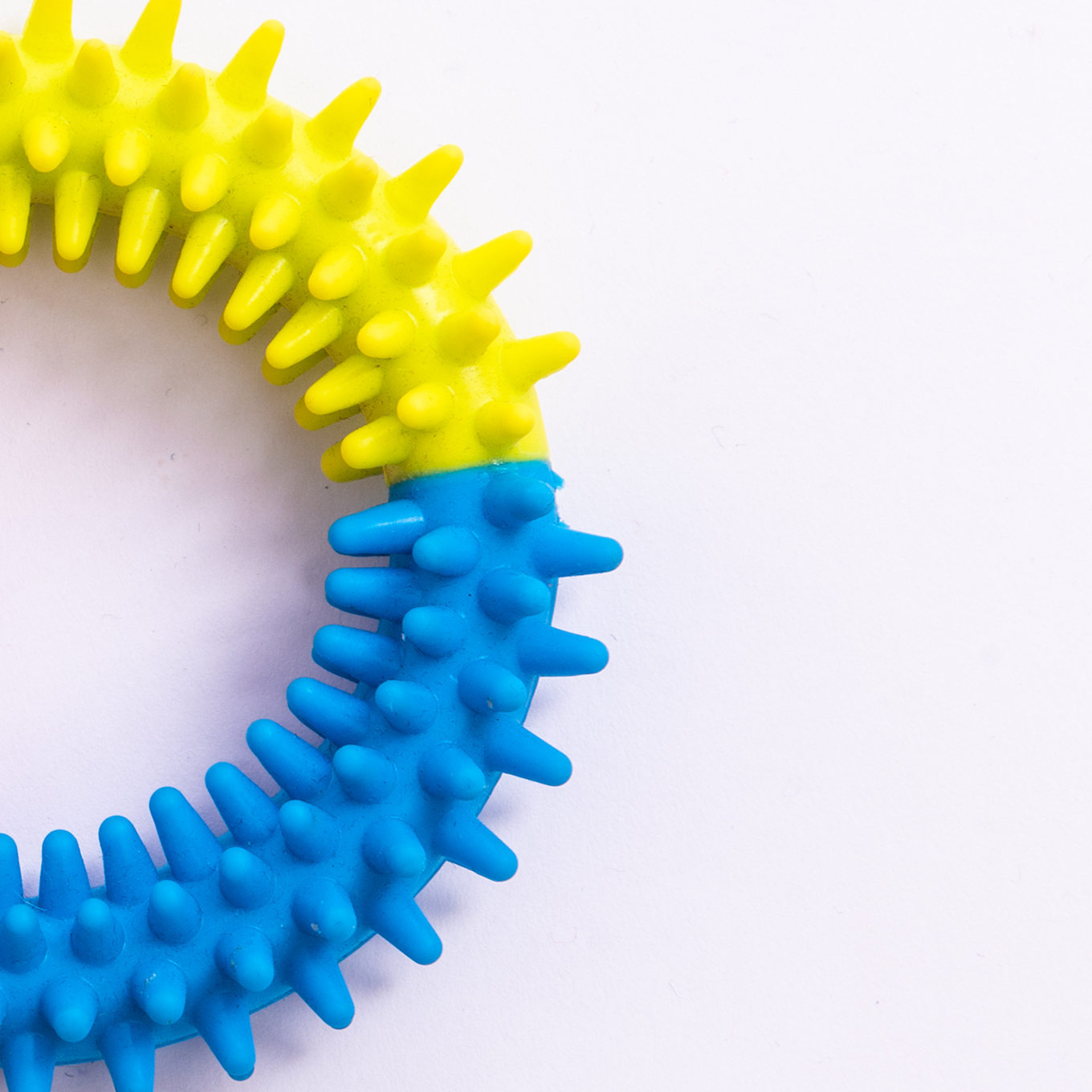 Perro de juguete para mascotas royendo dientes molares-Fortalecimiento de juguete TPR caucho tres colores Thorn anillo de color anillo de ventas directas de la fábrica