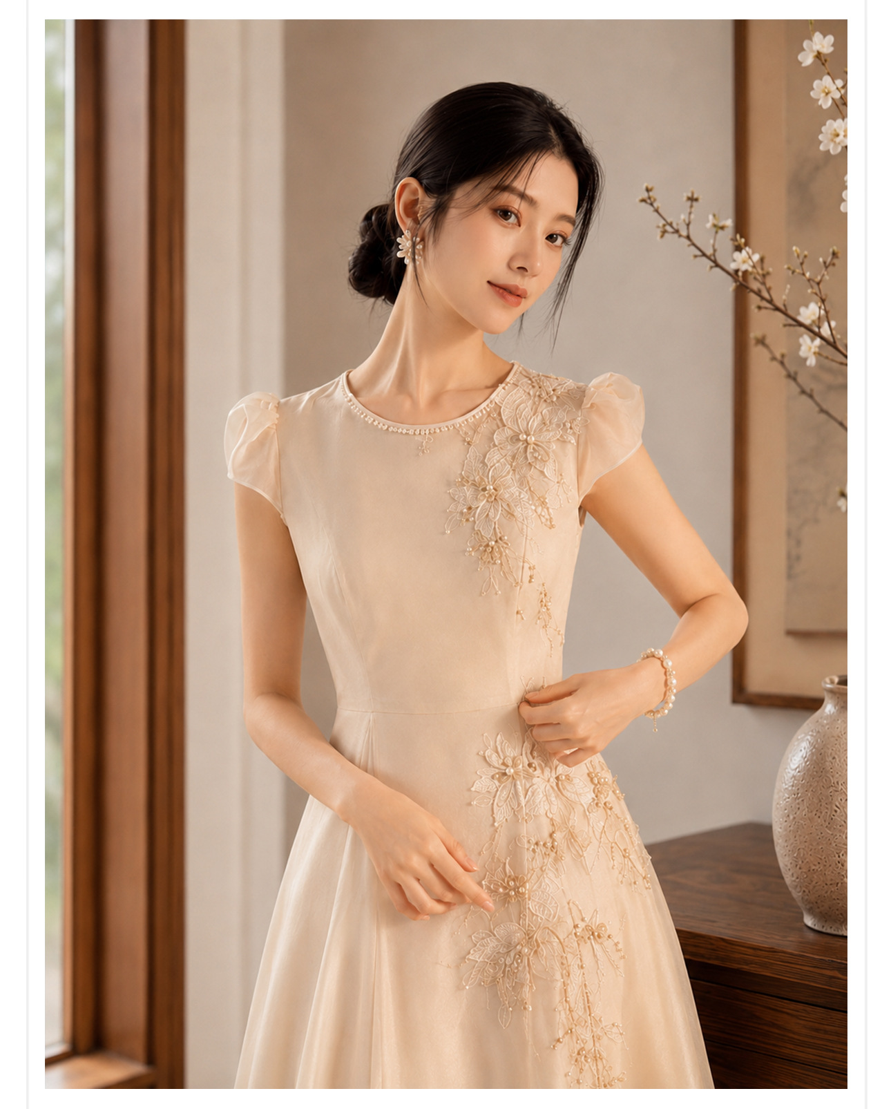 Váy dài cổ tròn thêu hoa ngọc lan lập thể kèm thắt lưng — Sữa hạnh nhân chi tiết 3