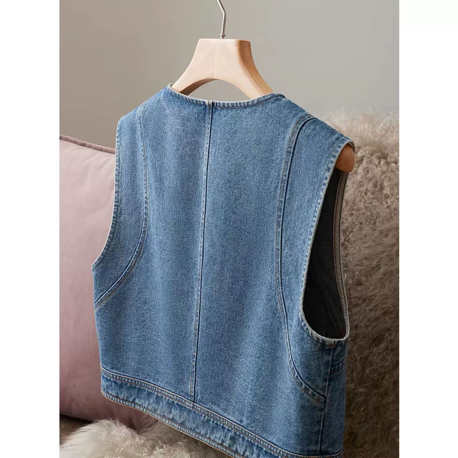 Модный универсальный многослойный джинсовый жилет для женщин, новая весенне-летняя свободная повседневная короткая куртка без рукавов для миниатюрных фигур.