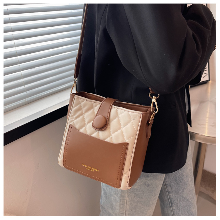 Niche design womens autumn and winter 2021 new trendy wide shoulder strap messenger bagpicture4