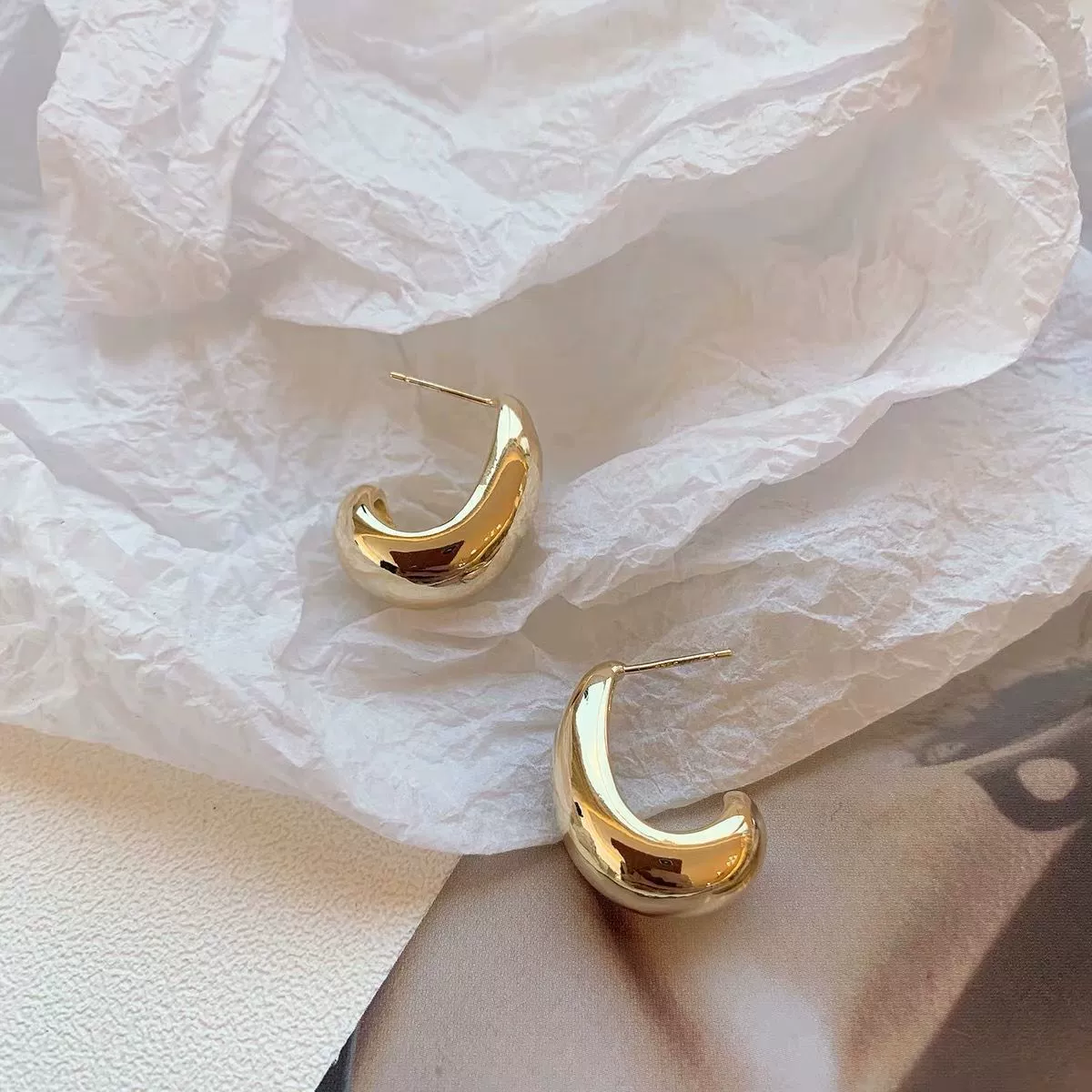 Metal silver needle, universal brand fashionable earrings, simple and elegant design, high-quality style