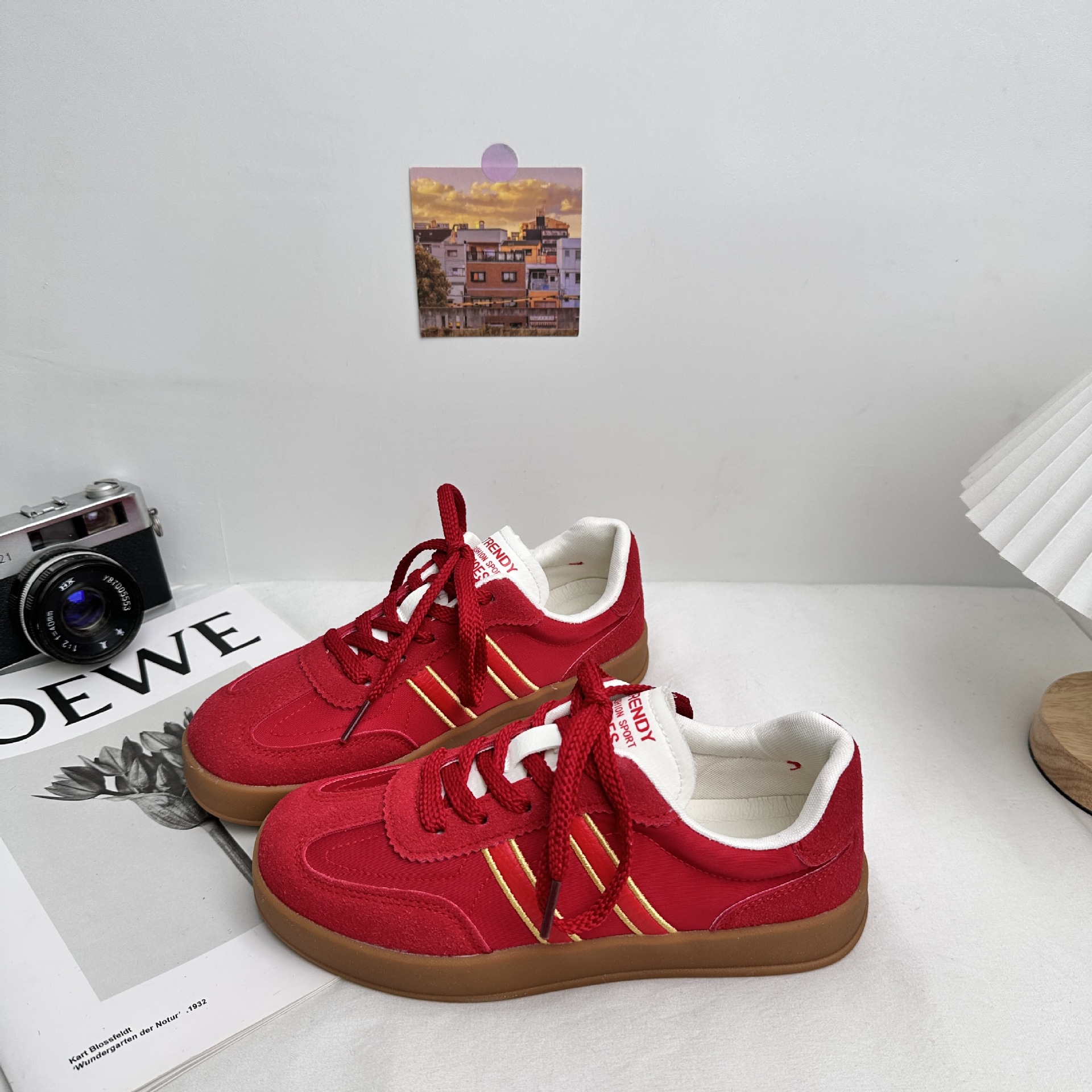 A9887 almohadillas de látex / zapatos de entrenamiento de Alemania retro ligeros para mujeres de explosión universal 2025 primavera nuevos zapatos de skate blanco pequeño