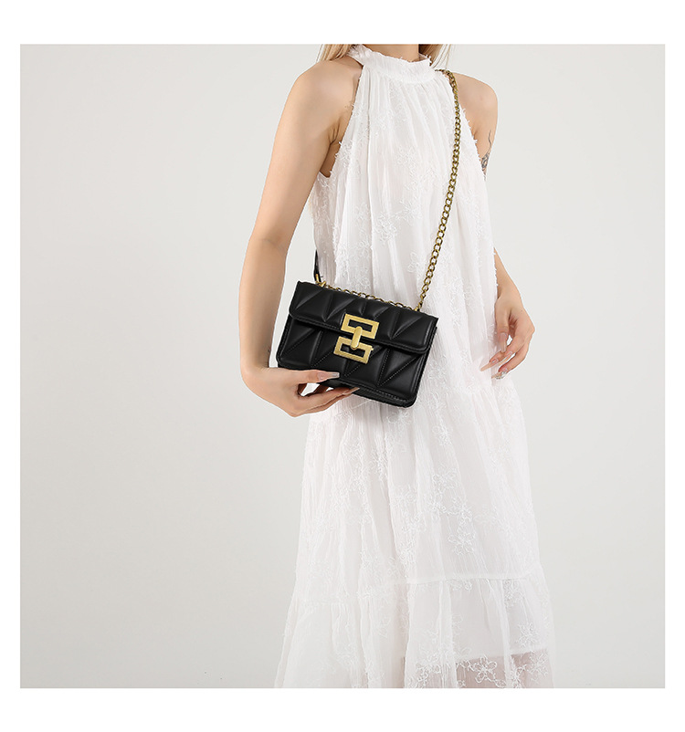 A stylish commuter diamond-patterned lock buckle small square bag, a versatile commuter single-shoulder bag, a new 2024 model, a women's crossbody bag undefined