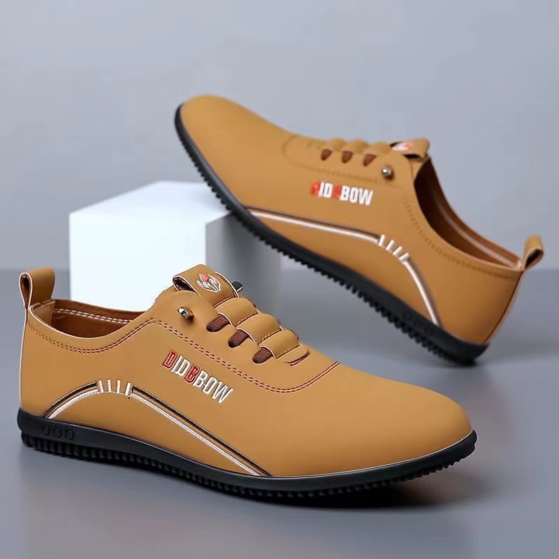 Zapatos de cuero para hombre 2024 zapatos casuales transpirables de cuero de nuevo estilo de verano, suela suave ligera, zapatos de hombre de un pedal