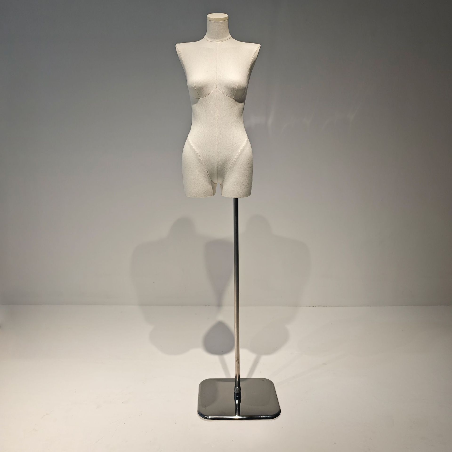 Modelo de hombro plano de piernas divididas estante de exhibición de ropa tienda de ventanas maniquí plataforma de cinco caras modelo de cabeza modelo de vestido de boda accesorios femeninos