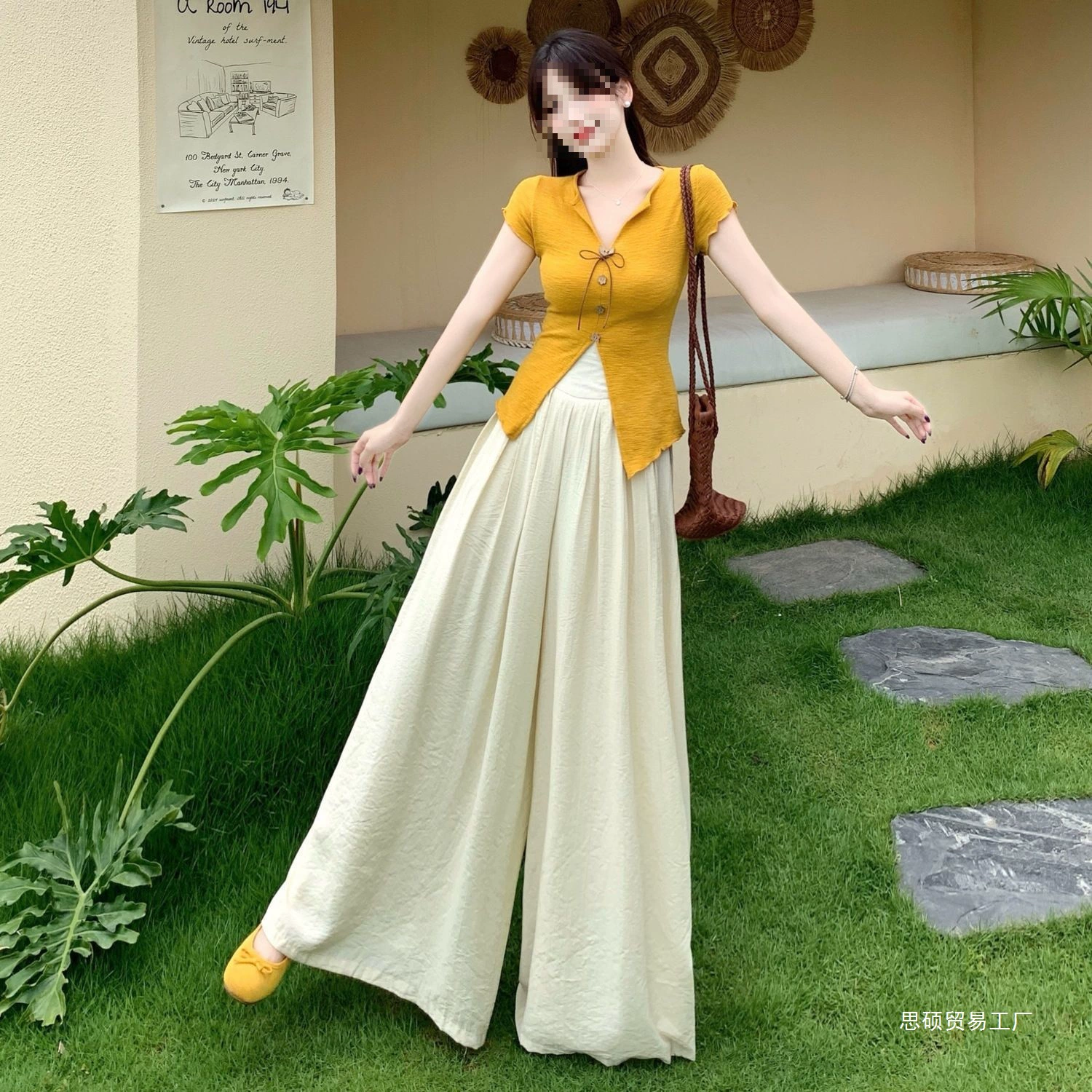 Блогеры рекомендуют облегающие рубашки с воротником в корейском стиле и драпированные широкие брюки-кюлоты.