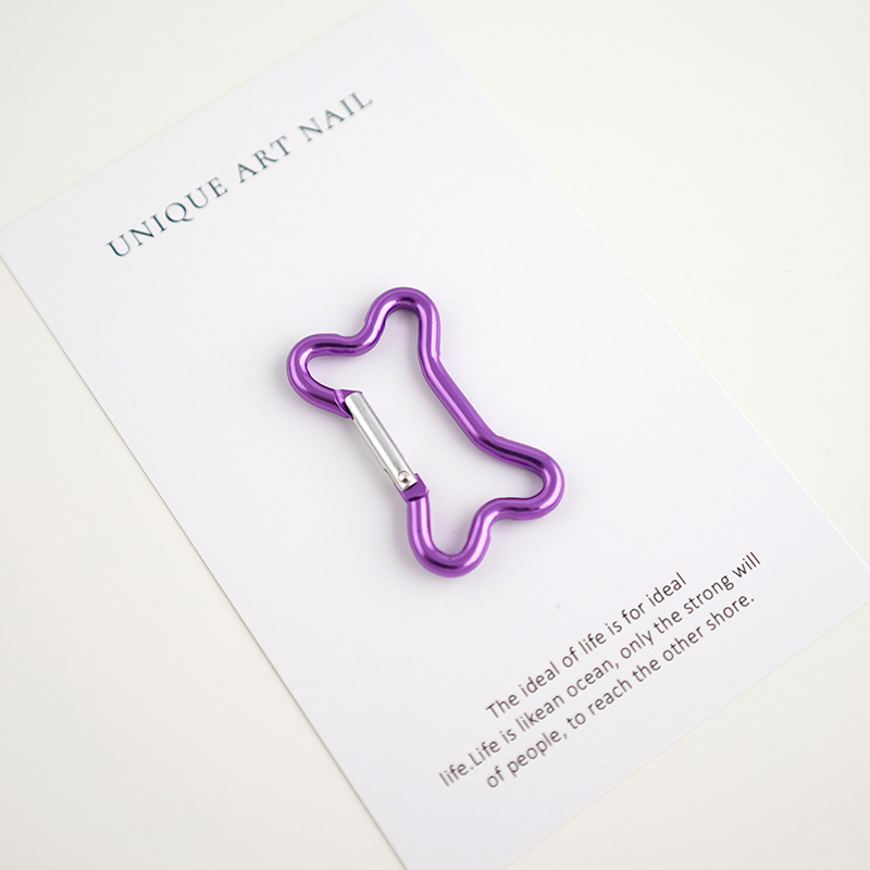 バックパックにフックを掛けて登山ボタンを掛けます。