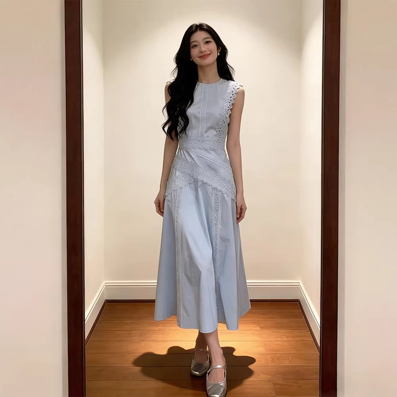 French-Style Elegant Lace Patchwork Sleeveless Long Dress, Fresh Blue Tone, Vacation Dress with a Gentle Vibe, Waist-Cinching and Slimming Effect French-Style Elegant Lace Patchwork Sleeveless Long Dress, Fresh Blue Tone, Vacation Dress with a Gentle Vibe, Waist-Cinching and Slimming Effect