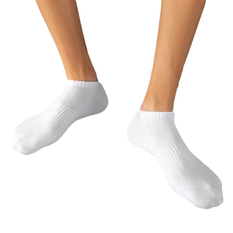 Calcetines minimalistas en blanco y negro de color sólido a juego calcetines deportivos cortos de corte bajo de primavera y otoño para hombres calcetines de barco al por mayor