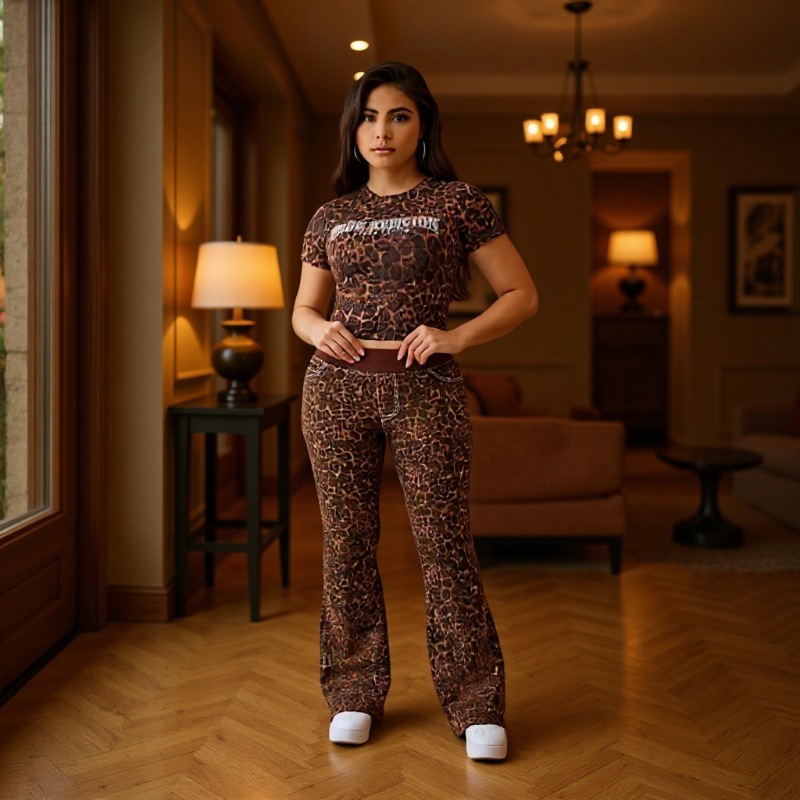 2025 Evropa va Amerika transchegaraviy yangi leopard bosma moda kundalik kostyumlari ayollarning kalta yengli tepalari qo'ng'iroqli shimlar ikki qismli to'plam