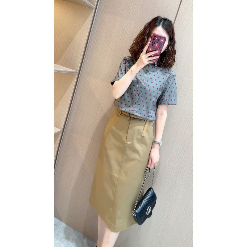 Летняя одежда 2025 года сочетается с полным комплектом слегка полных, легких и зрелых женских рубашек и юбок в гонконгском стиле, профессиональных костюмов из двух предметов.