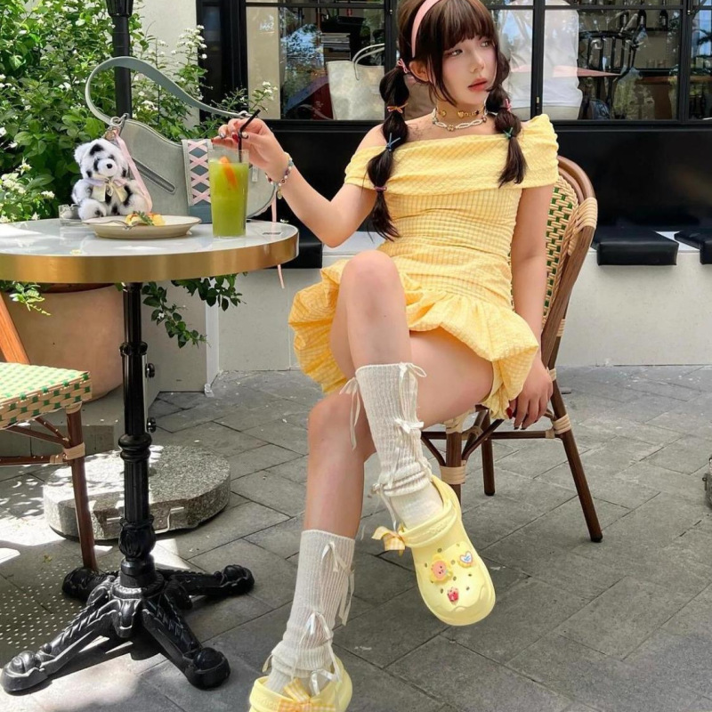 法式纯欲黄色格纹一字肩抹胸连衣裙女夏季高级感气质收腰花苞短裙|undefined