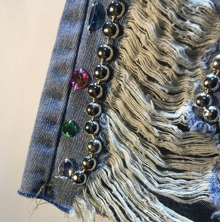 Damshorts med hög midja i denim med rhinestone och pärlor_voghion.com