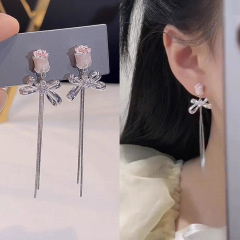 女性用の軽くて豪華なニッチなハイエンドのロングタッセルリボンイヤリング、優しくファッショナブルで多用途なチューリップイヤリング