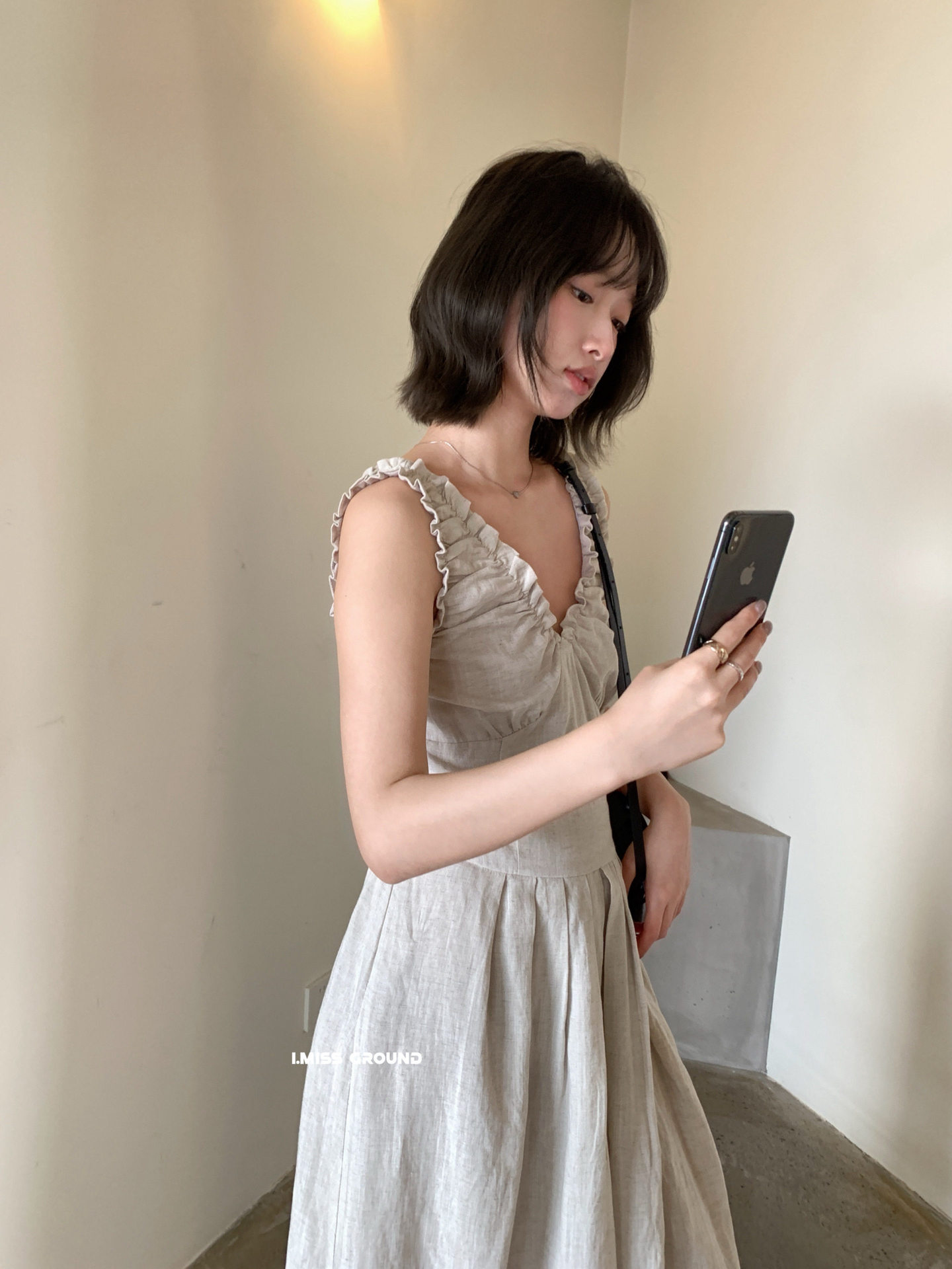 Đầm maxi nữ V xếp ly chất liệu Lyocell dáng A suông — màu trắng, yến mạch chi tiết 4