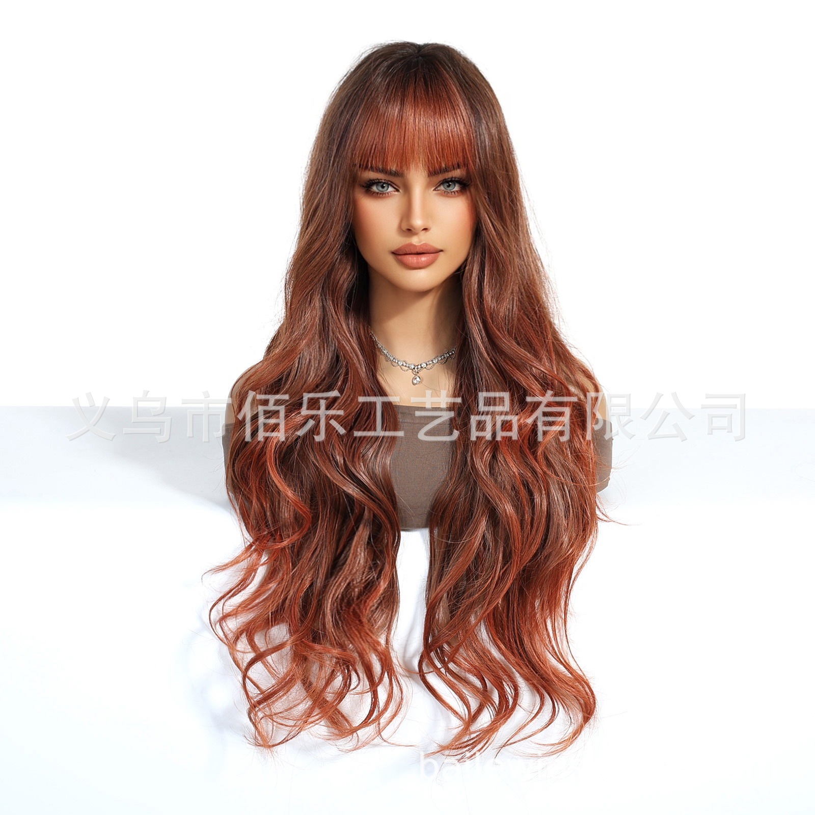 Peluca marrón rojiza, la parte superior de la cabeza está teñida de negro, flequillo, cabello largo y rizado, cubierta de cabeza completa, fibra química, hair femenino, stock europeo y americano al por mayor