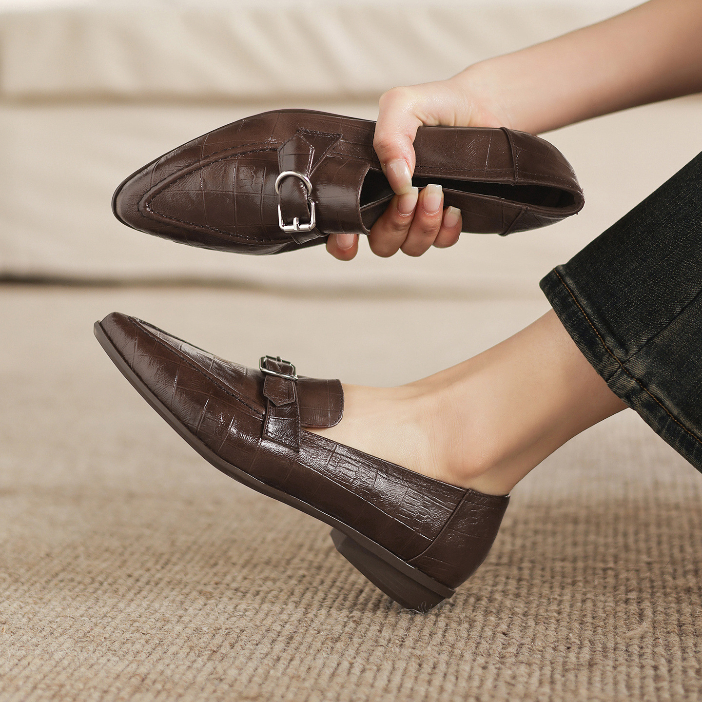 Giày loafer nữ phong cách Anh quốc, mũi sâu, gót thấp vuông, da bò — màu nâu
