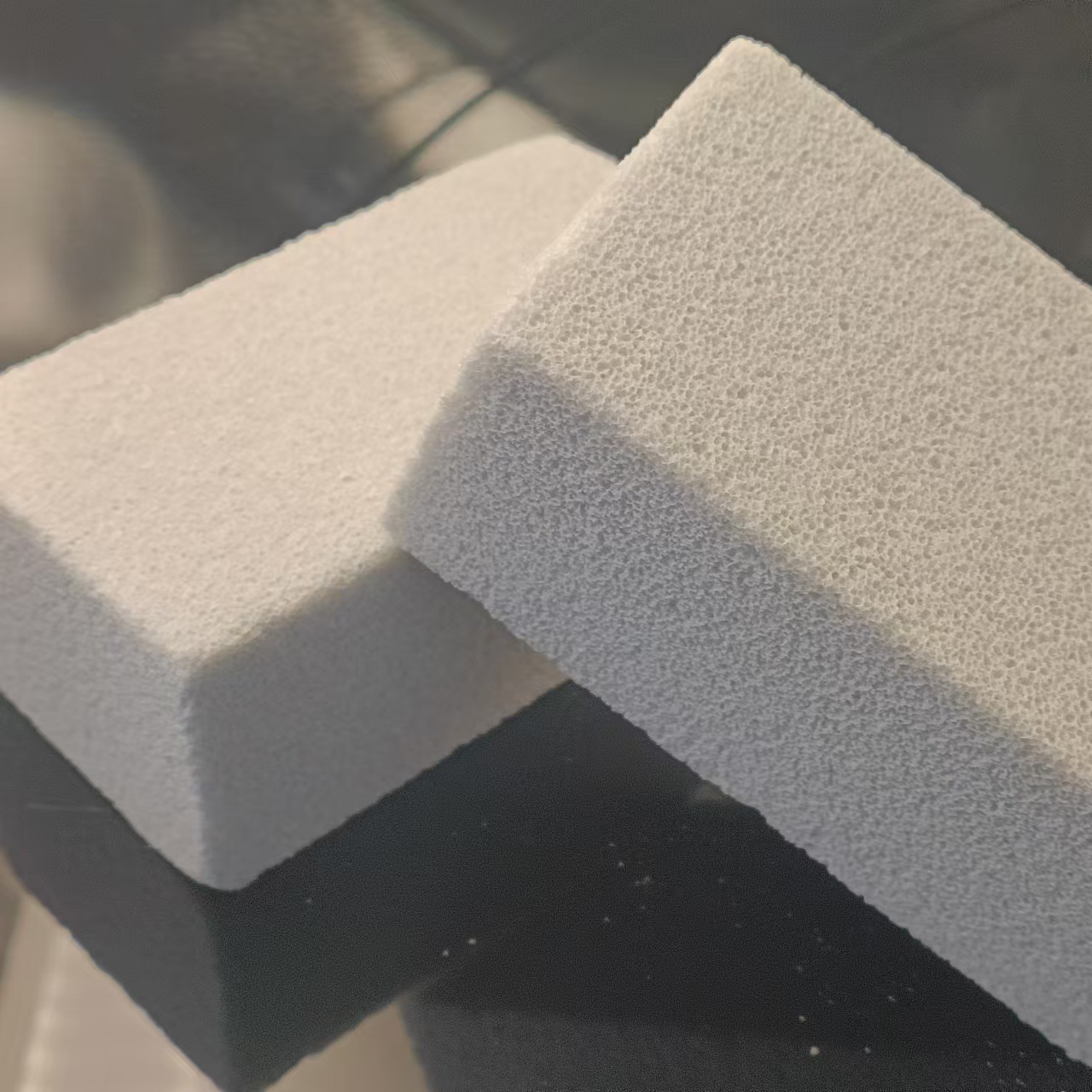 Los fabricantes producen al por mayor perforado al por mayor parrillas de barbacoa ladrillos de limpieza de piedra pómez al aire libre para el hogar ladrillos de limpieza