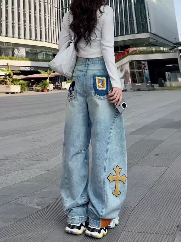 漫画ライトブルー刺繍鎌バナナジーンズ女性のための 2025 春の新ファッショントレンドシミターワイドレッグパンツ|undefined