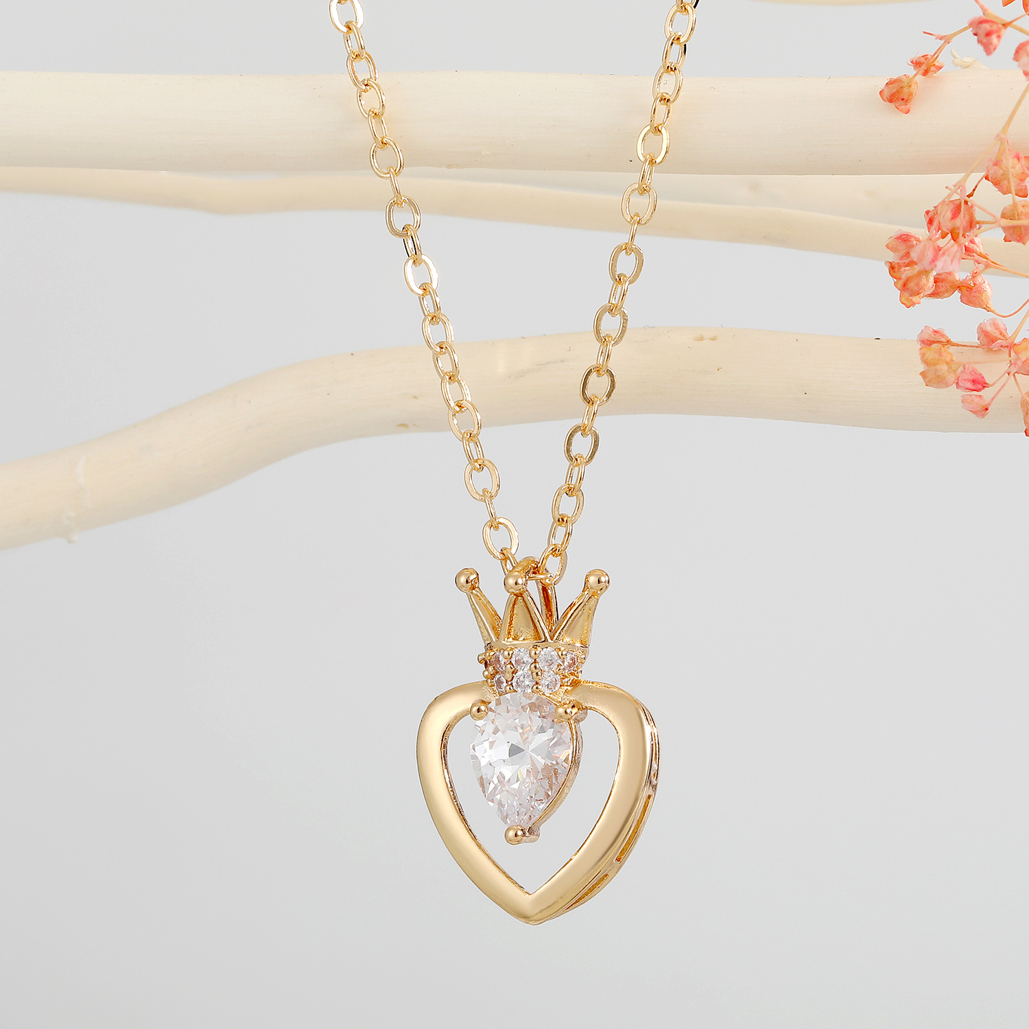 Simple Heart-shaped Crystal Necklace display picture 3