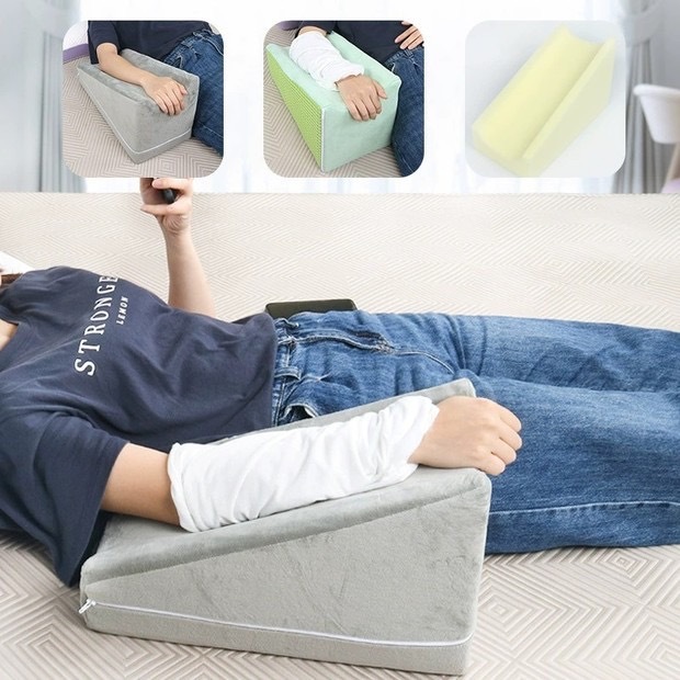 手を上げて枕の上肢の腕を上げて腕の前の腕の三角のスポンジの腕を上げて腕を支えて骨折した後にリハビリしてクッションをします。|undefined