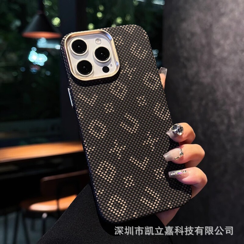 iPhone17Promaxに適した発光カーボンファイバーパターン磁気吸着携帯電話ケース、Apple 16文字の完全保護付き|undefined