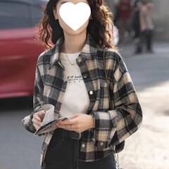 格子が毛を磨いている春と秋の新型のコートはゆったりしていて、だらだらしています。