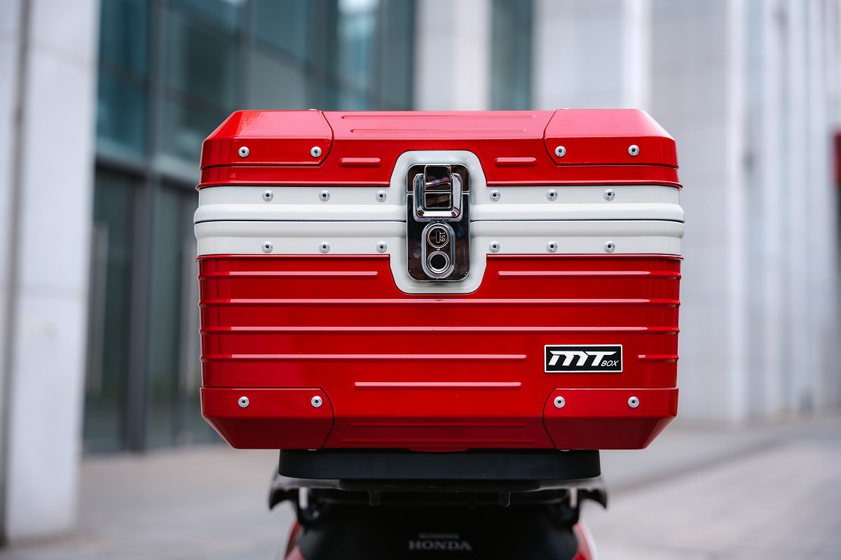 Suitable for Honda motorcycle tail box, retro trunk, scooter cargo box, helmet box, modification accessories, color box