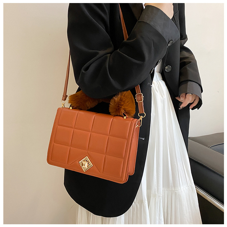 Autumn And Winter Fashion Popular Plush Portable Diamond Single Shoulder Diagonal Small Square Bag display picture 10