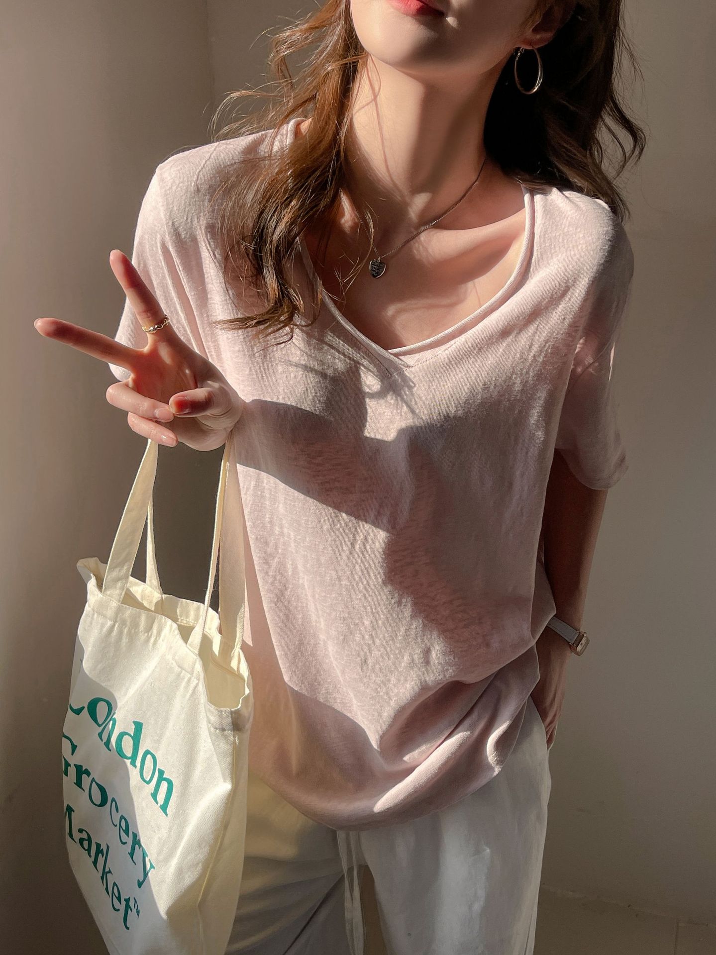 Selección estricta coreana suelta camiseta de mangas cortas mujeres primavera y verano con cobertura de carne para adelgazar se puede usar hombro en V cuello camiseta de base superior