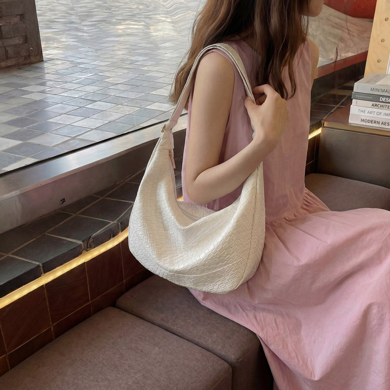 Fashionable large-capacity bag, European and American style woven zippered closure, new dumpling bag for young professionals, versatile crossbody shoulder bag