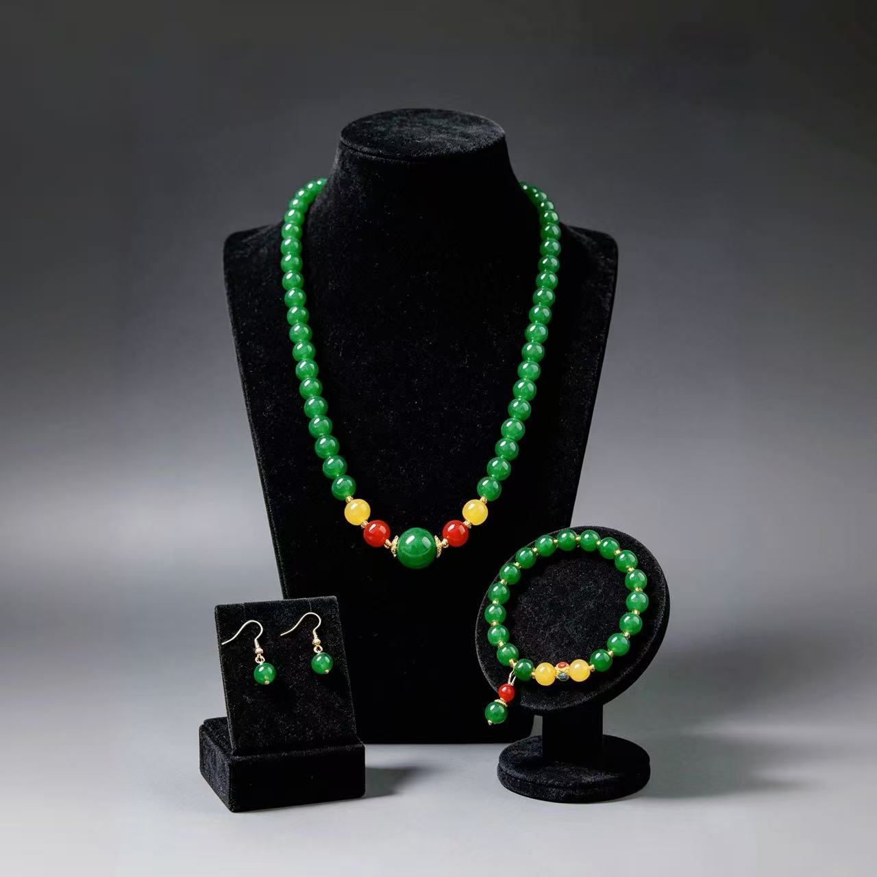 Emerald three-piece necklace set for mom, imitation chrysoprase gift for elders, gift box packaging, original design
