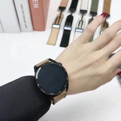 適用蘋果iwatch華為GT三星手錶帶硅膠瘋馬皮磁吸摺疊扣手錶帶s910