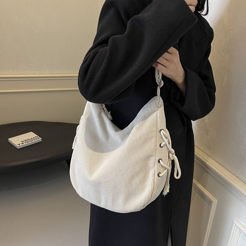 Bolsos de mujer de gran capacidad 2024 nuevo estilo pana otoño e invierno bolso de mensajero casual todo fósforo clase viaje bolsa de bola de masa marea