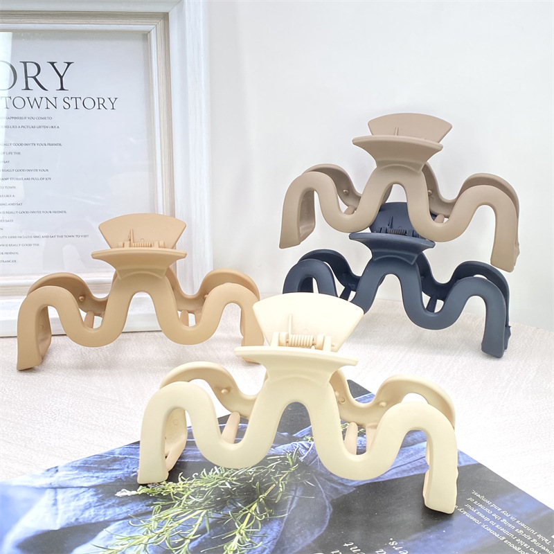 Pintura de caucho de alta calidad de plástico de tamaño grande y mediano tamaño pequeño agarre leche té color horquilla hacia atrás cabeza agarre 2 yuanes supermercado accesorios para el cabello