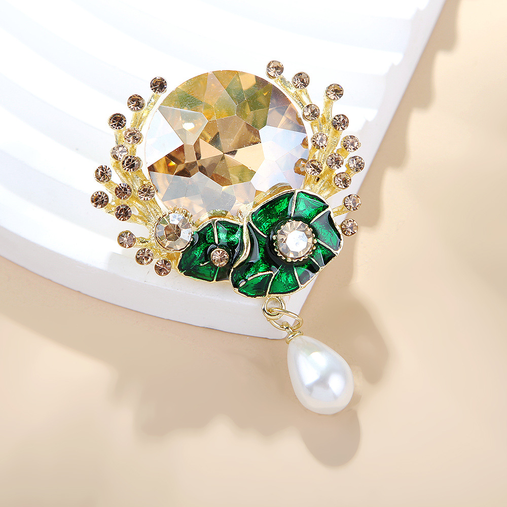 High-End Gradient Crystal Glass Flower Brooch, Fashionable Tassel Pendant, Clothing Accessories Pin Wholesale